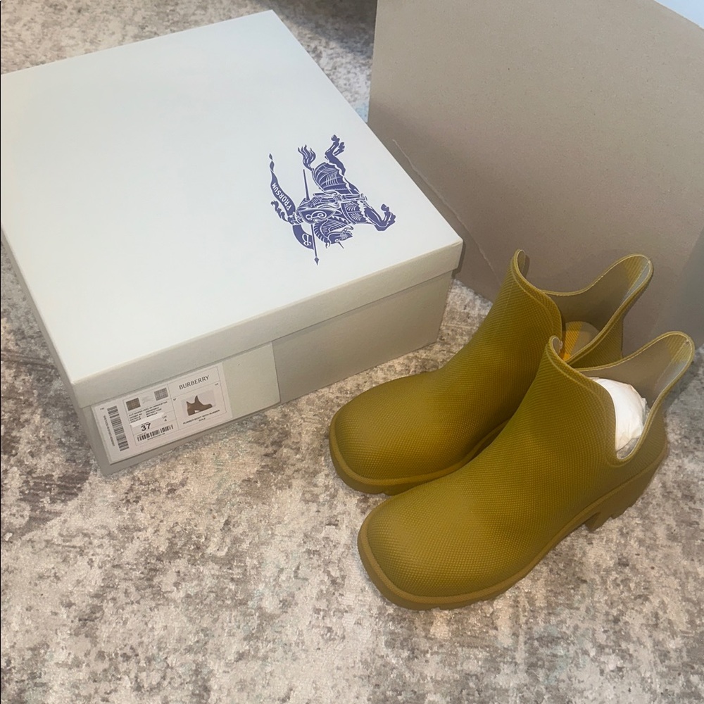 34. Burberry Marsh Ankle Rubber Boots - Picture 6 of 16